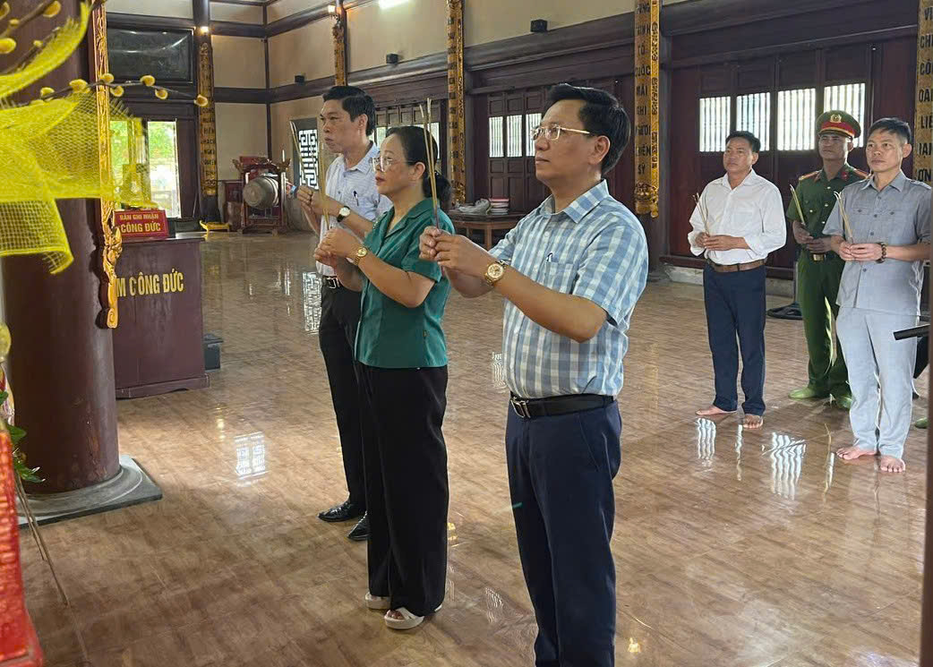 Các đồng chí lãnh đạo xã dâng hương tưởng niệm Chủ tịch Hồ Chí Minh và các anh hùng liệt sĩ tại Đền thờ Liệt sĩ tại xã Kiến Xương