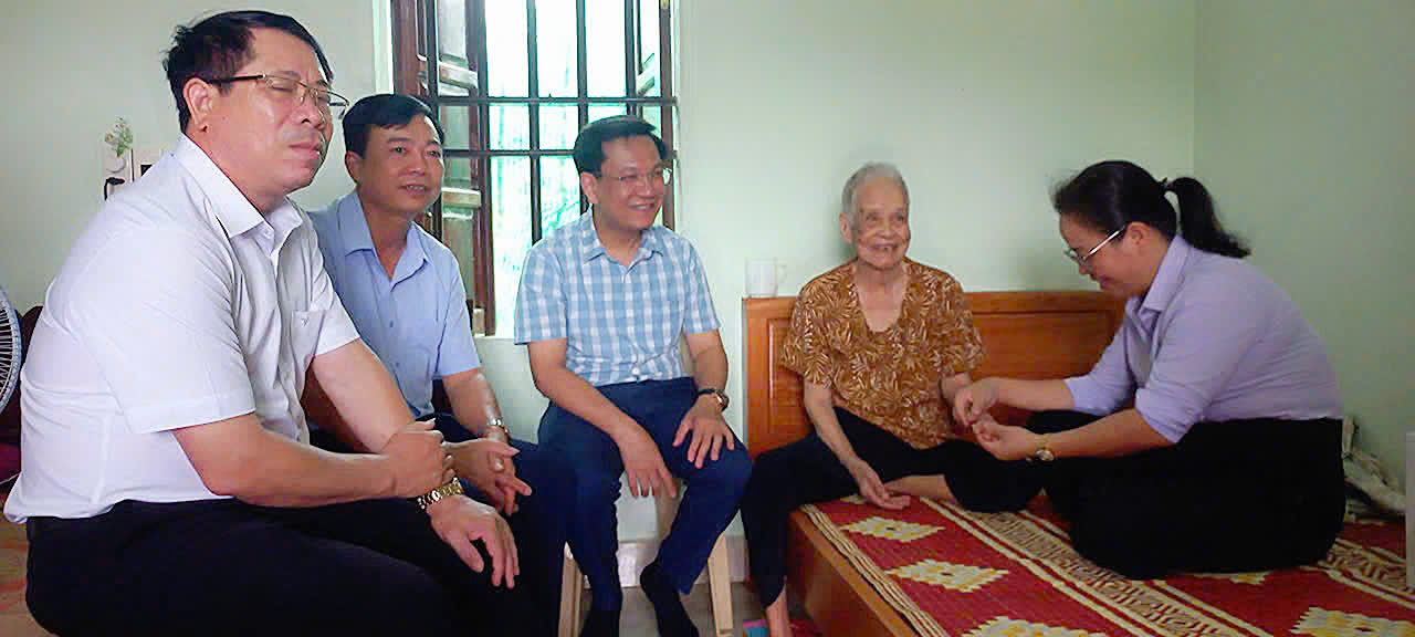 Đồng chí Lương Thị Kim Oanh, Bí thư Đảng uỷ, Chủ tịch HĐND xã thăm, tặng quà mẹ Việt Nam Anh hùng Vũ Thị Mùi