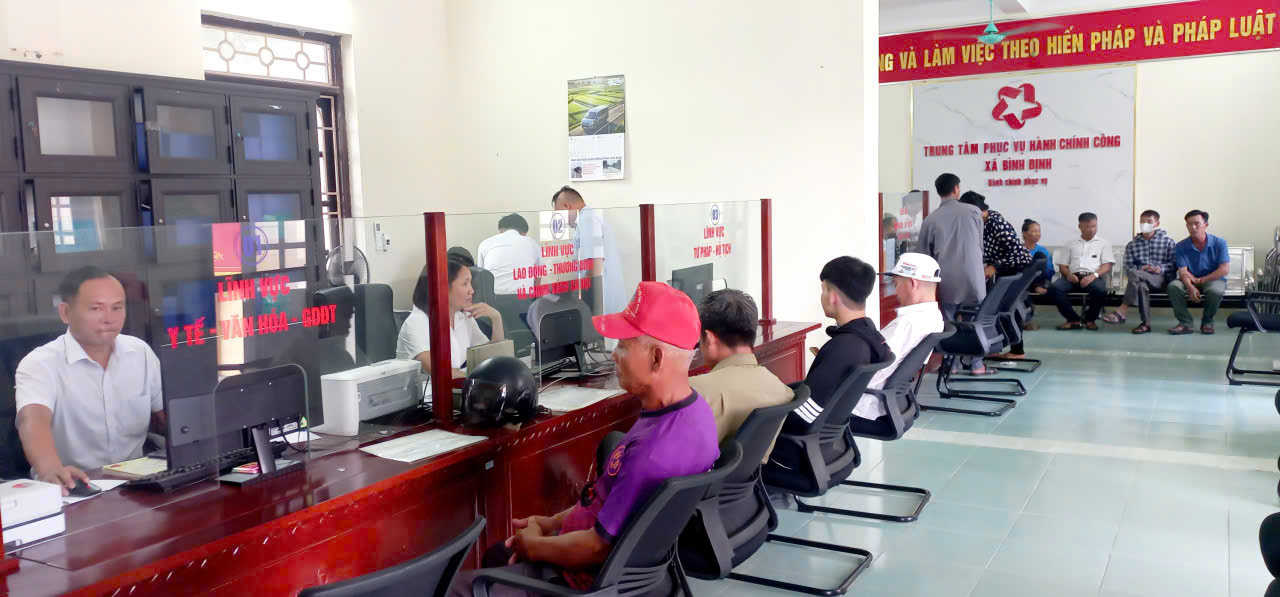 Từ ngày 1/7 đến ngày 28/7, Trung tâm phục vụ Hành chính công xã Bình Định đã tiếp đón và hướng dẫn 528 lượt công dân đến làm việc