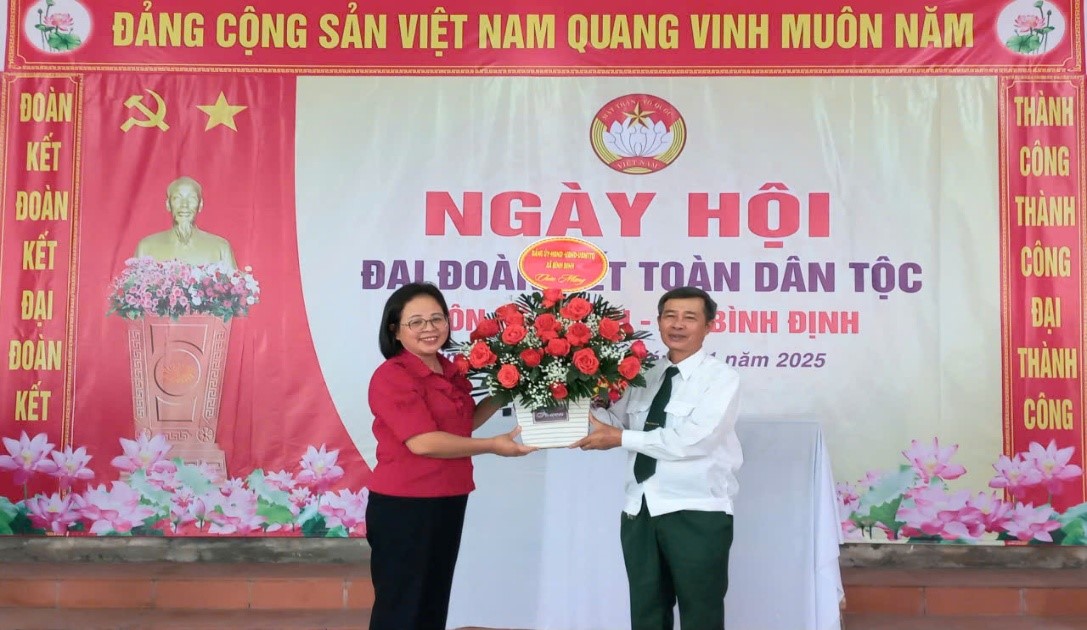 Các đồng chí lãnh đạo xã chung vui Ngày hội Đại đoàn kết toàn dân tộc  tại các khu dân cư