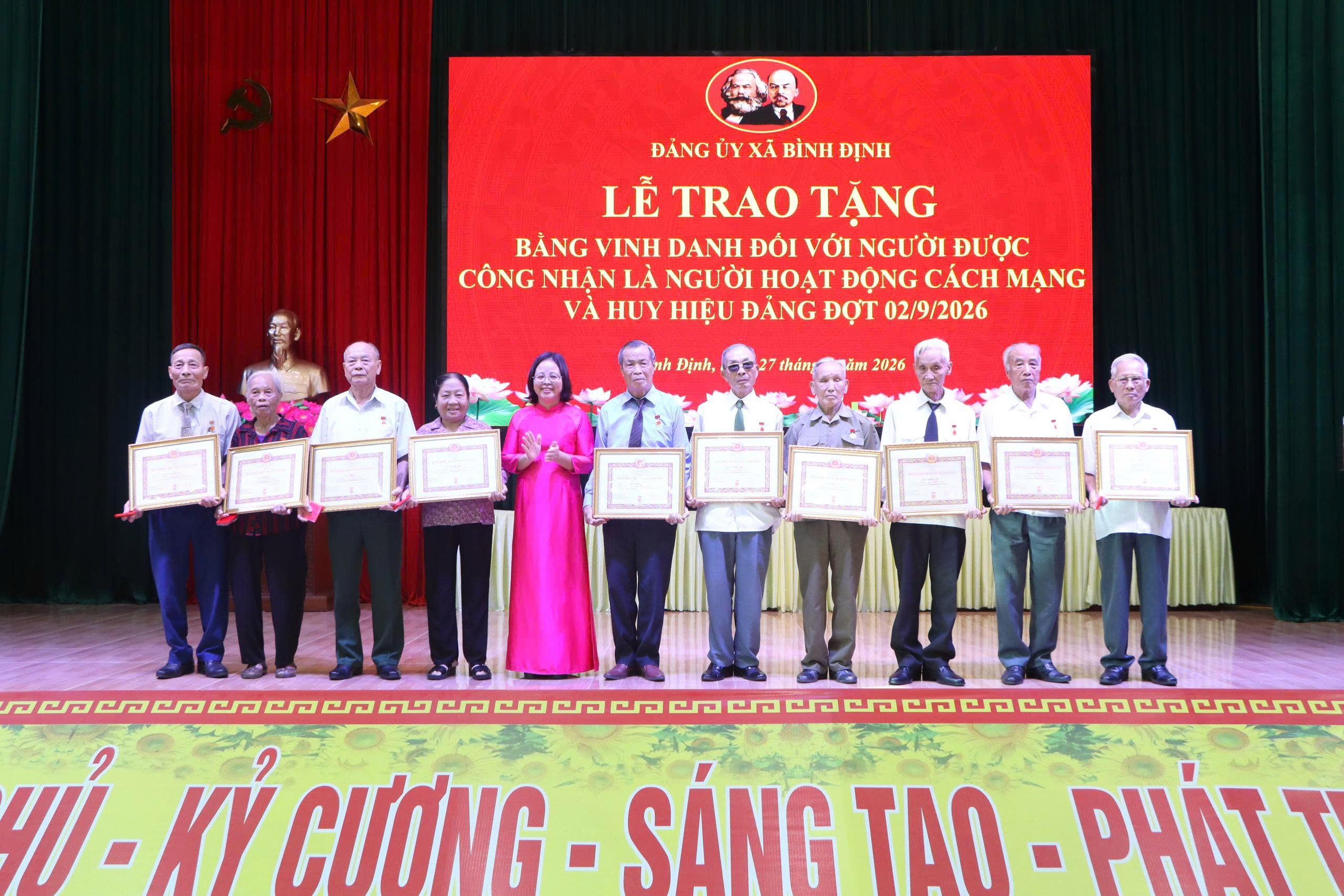 Bình Định: Trao tặng Bằng vinh danh người hoạt động cách mạng và Huy hiệu Đảng đợt 2/9/2026