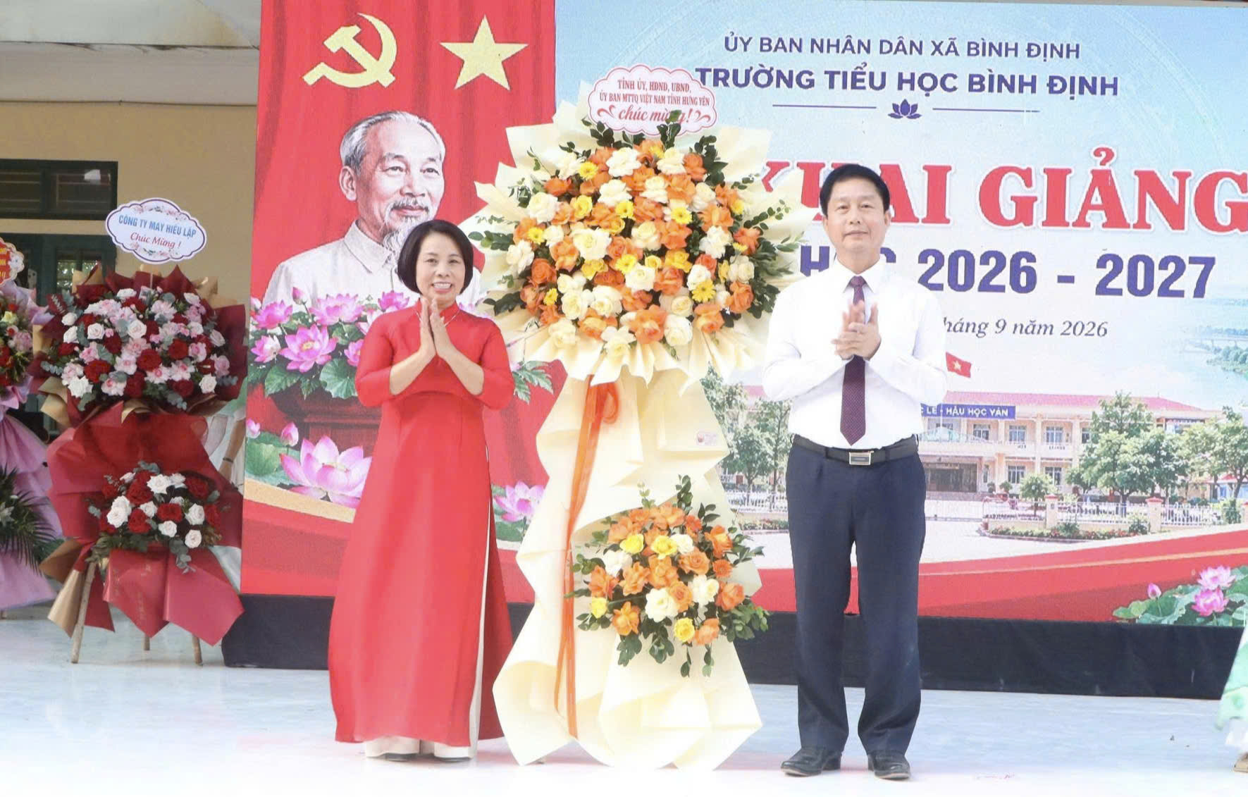 Các đồng chí lãnh đạo tỉnh, xã Bình Định dự lễ Khai giảng, động viên thầy và trò bước vào năm học mới