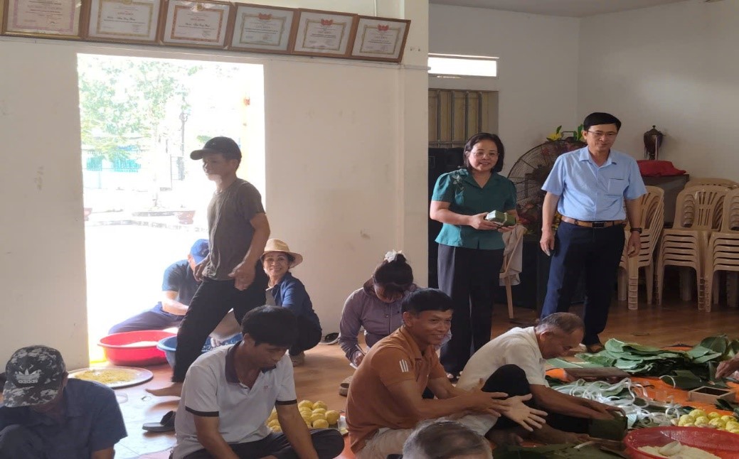 Bình Định: Gói gần 7.000 bánh chưng tặng thiếu niên, nhi đồng và các cụ cao niên dịp tết trung thu