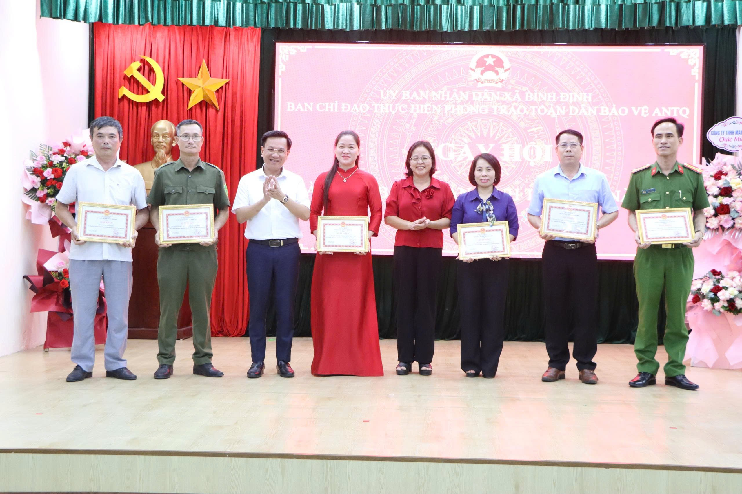 Xã Bình Định khen thưởng 16 tập thể, cá nhân xuất sắc trong phong trào Toàn dân bảo vệ an ninh Tổ quốc