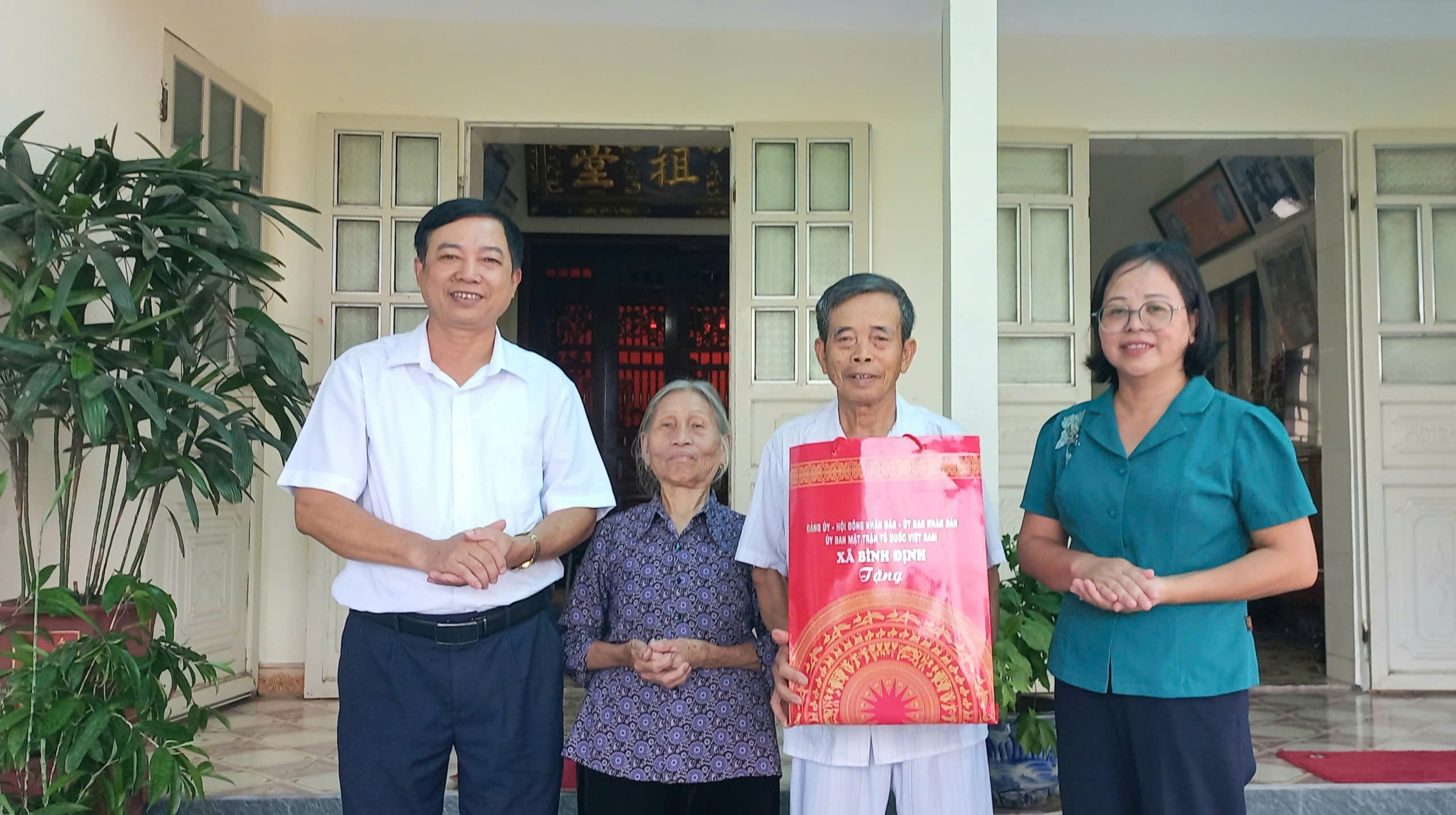 Đồng chí Lương Thị Kim Oanh, Bí thư Đảng ủy, Chủ tịch HĐND xã thăm, tặng quà thân nhân cán bộ khối đảng, chính quyền là gia đình người có công