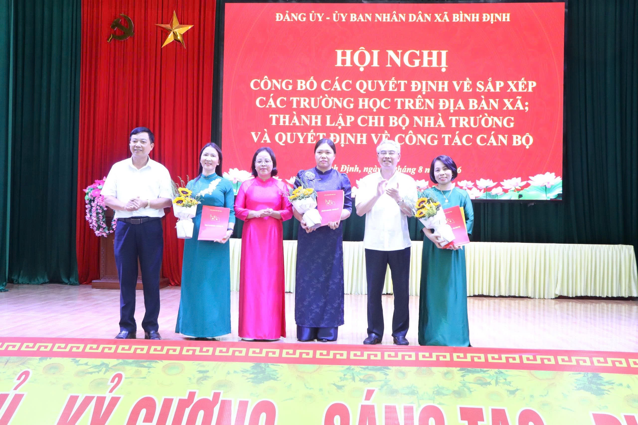 Xã Bình Định tổ chức hội nghị công bố các quyết định về sắp xếp các trường học trên địa bàn xã; thành lập chi bộ nhà trường và quyết định về công tác cán bộ