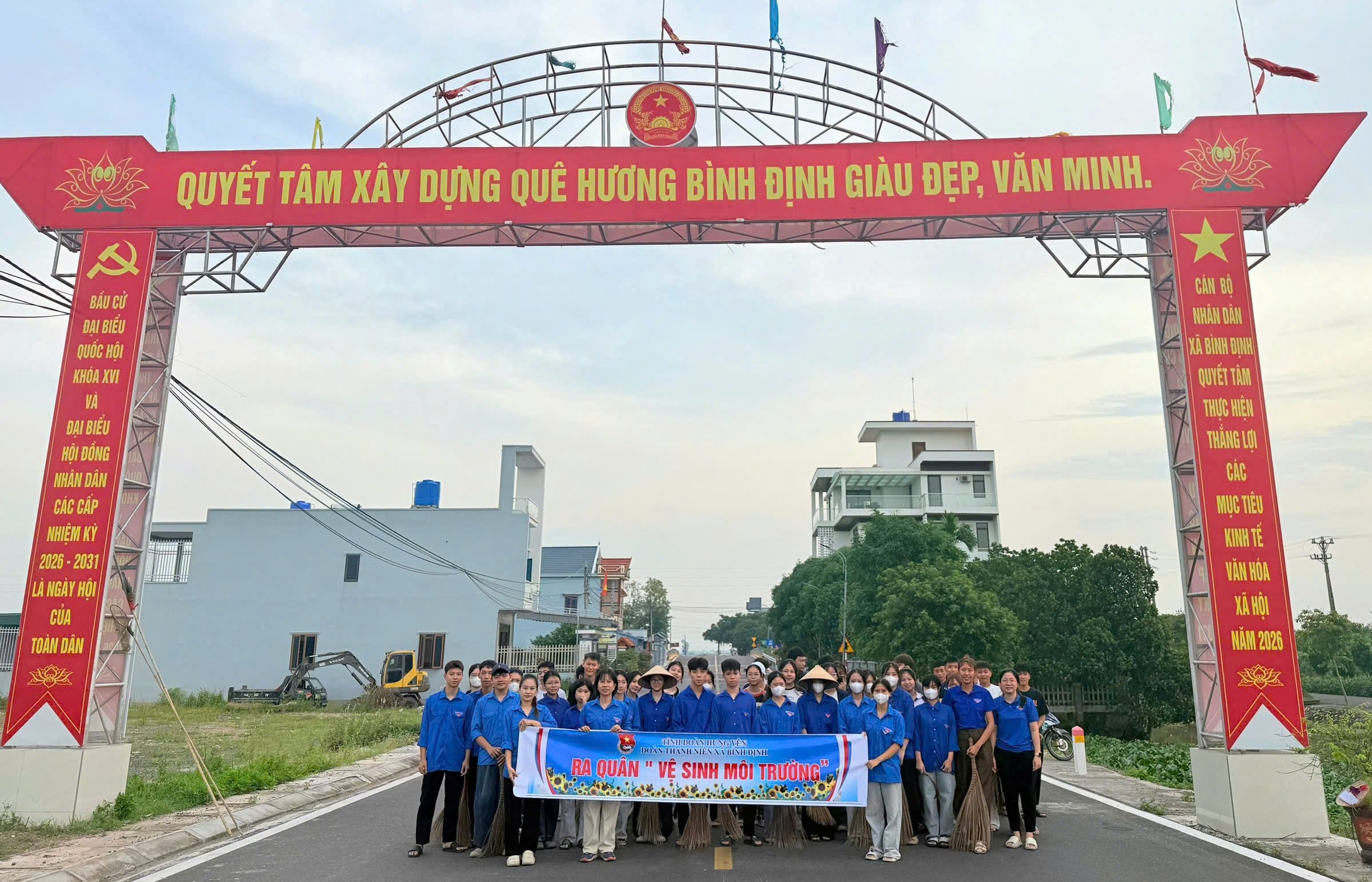 Gần 100 đoàn viên, thanh niên xã Bình Định ra quân vệ sinh môi trường chào mừng Cách mạng Tháng Tám và Quốc khánh 2/9