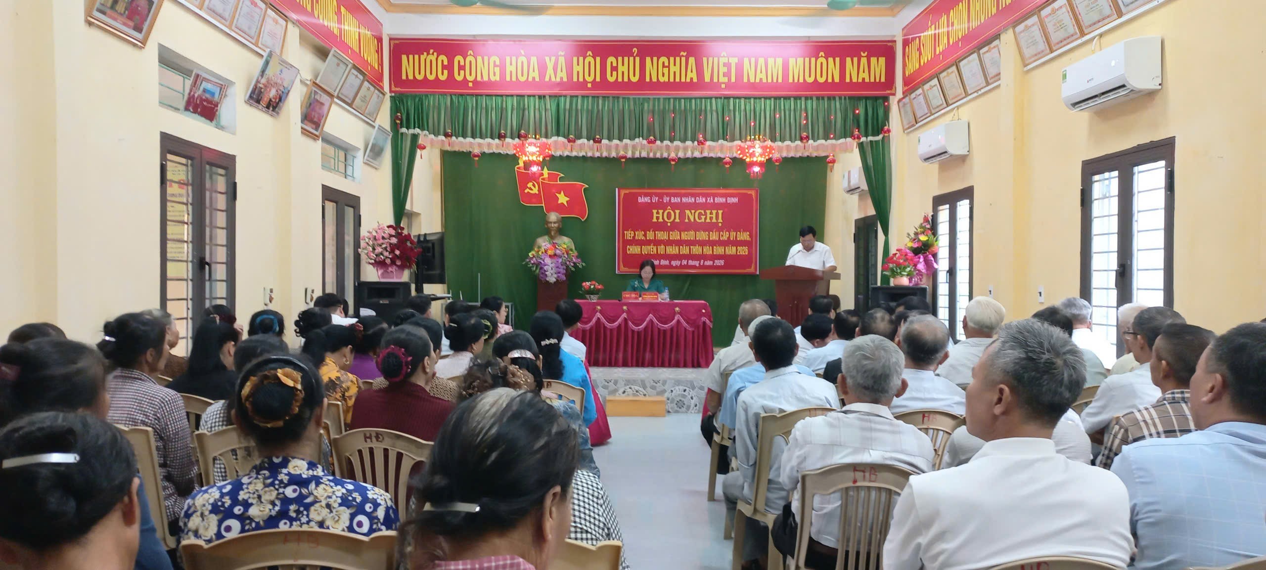 Đảng ủy - UBND xã Bình Định tổ chức hội nghị tiếp xúc, đối thoại giữa người đứng đầu cấp ủy, chính quyền với Nhân dân thôn Hòa Bình