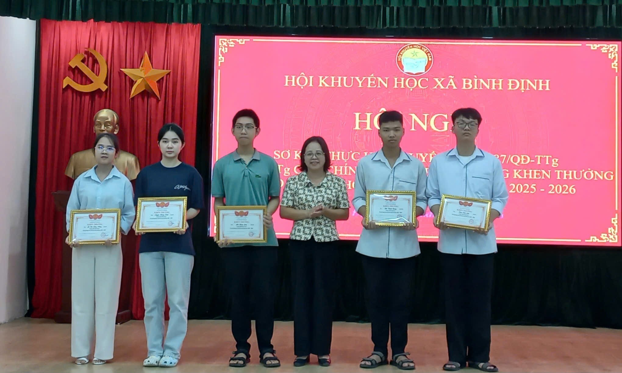 Hội khuyến học xã Bình Định sơ kết công tác khuyến học 6 tháng đầu năm 2026, biểu dương gia đình học tập và khen thưởng học sinh tiêu biểu
