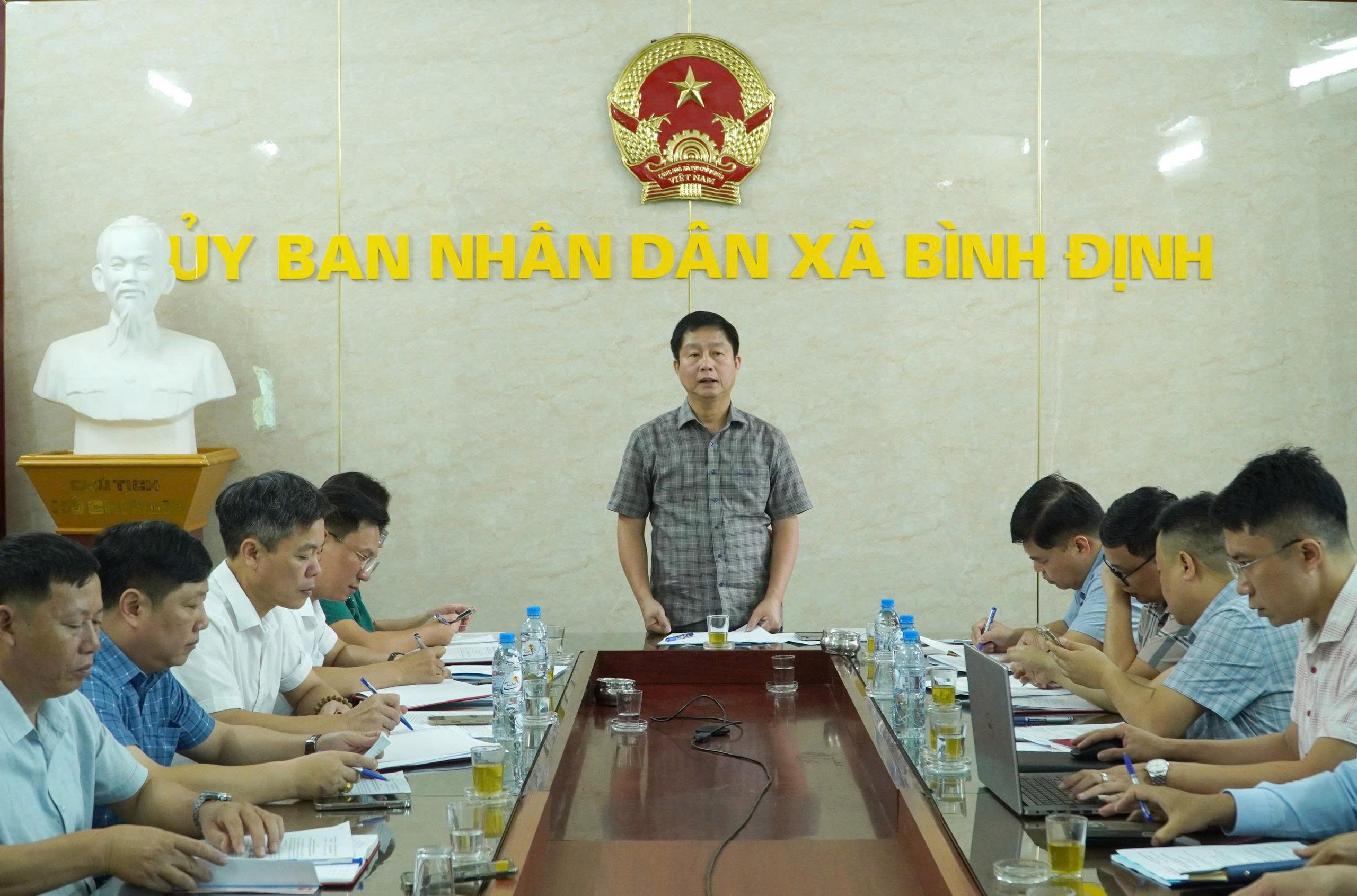 Đồng chí Vũ Thanh Vân, Ủy viên Ban Thường vụ Tỉnh ủy, Giám đốc sở công thương kiểm tra tiến độ giải phóng mặt bằng Cụm công nghiệp Cồn Nhất
