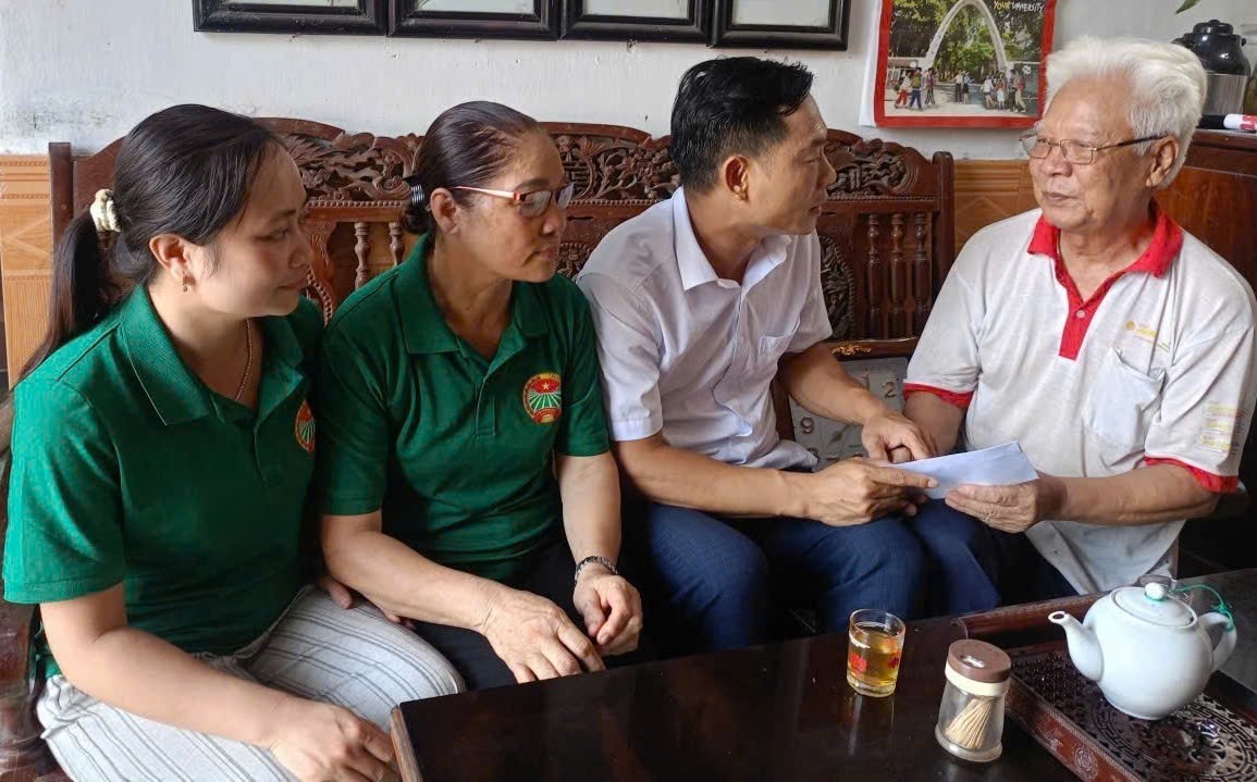 Hội Nông dân xã Bình Định thăm, tặng quà gia đình chính sách nhân dịp 27/7