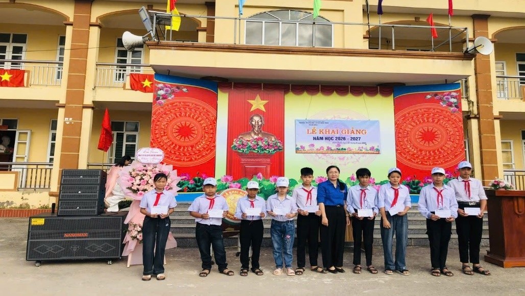 Đoàn thanh niên xã Bình Định trao tặng 41 suất quà  “nâng bước em đến trường”