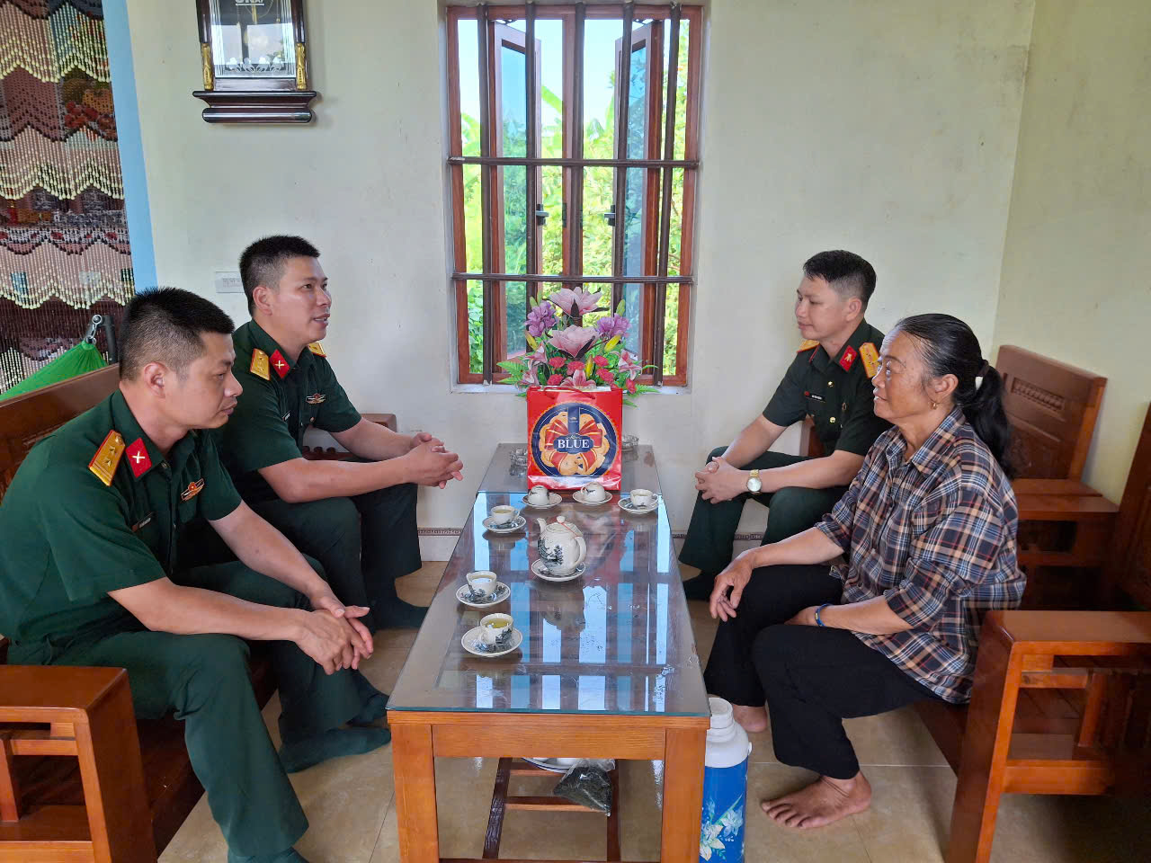 Ban Chỉ huy Quân sự xã Bình Định thăm, tặng quà thân nhân Liệt sĩ nhân dịp 27/7