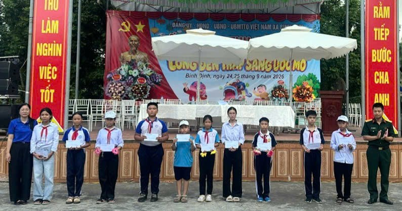 Ban Chỉ huy Quân sự xã Bình Định trao quà Tết Trung thu cho thiếu nhi và cán bộ, nhân viên