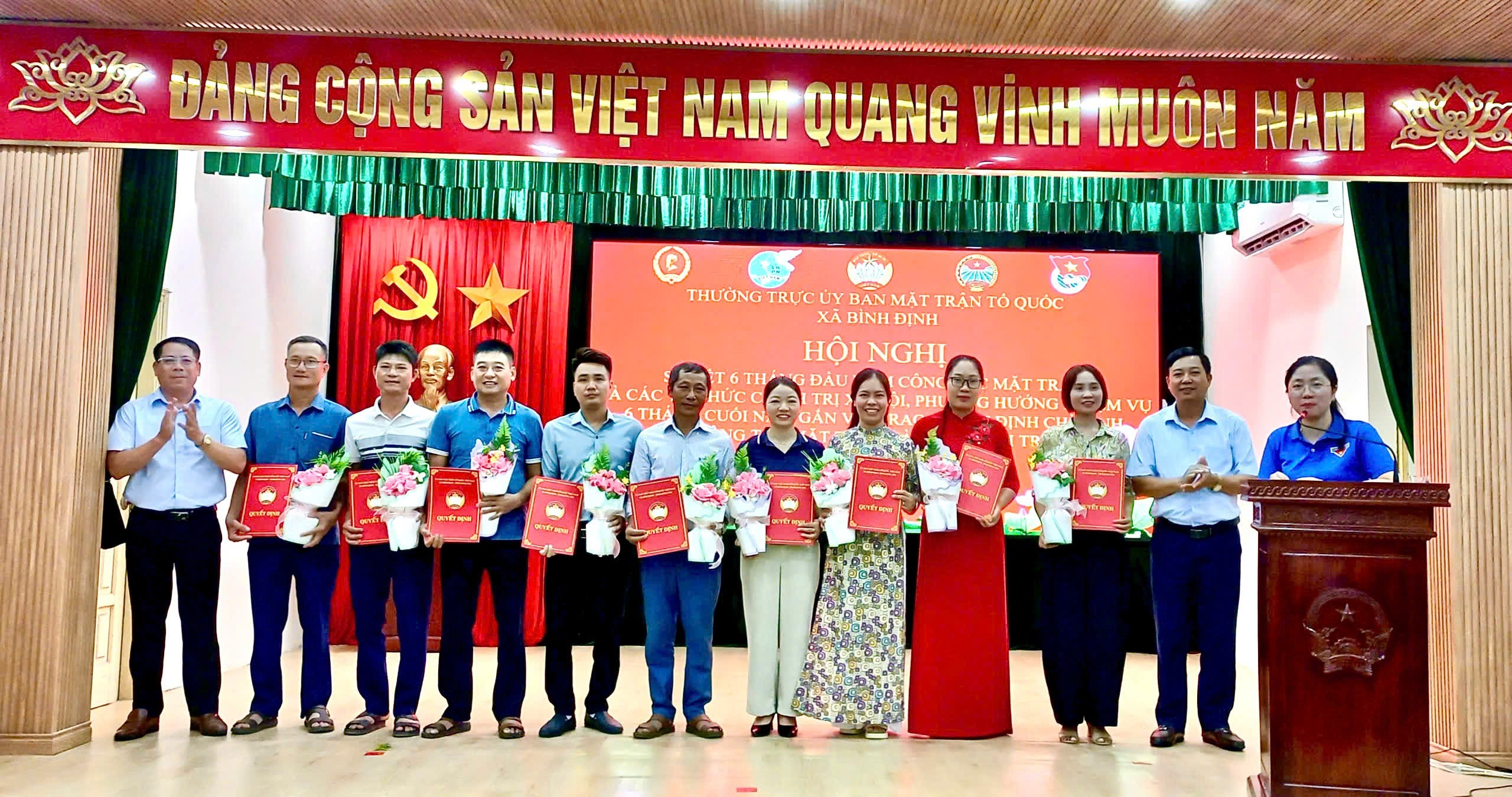 Ủy ban MTTQ Việt Nam xã Bình Định trao quyết định chỉ định cán bộ cơ sở, sơ kết công tác mặt trận 6 tháng đầu năm 2026