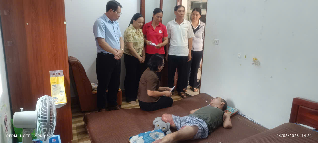 Đồng chí Lương Thị Kim Oanh, Bí thư Đảng ủy, Chủ tịch HĐND xã thăm, tặng quà, động viên các hoàn cảnh khó khăn, học sinh vượt khó học giỏi