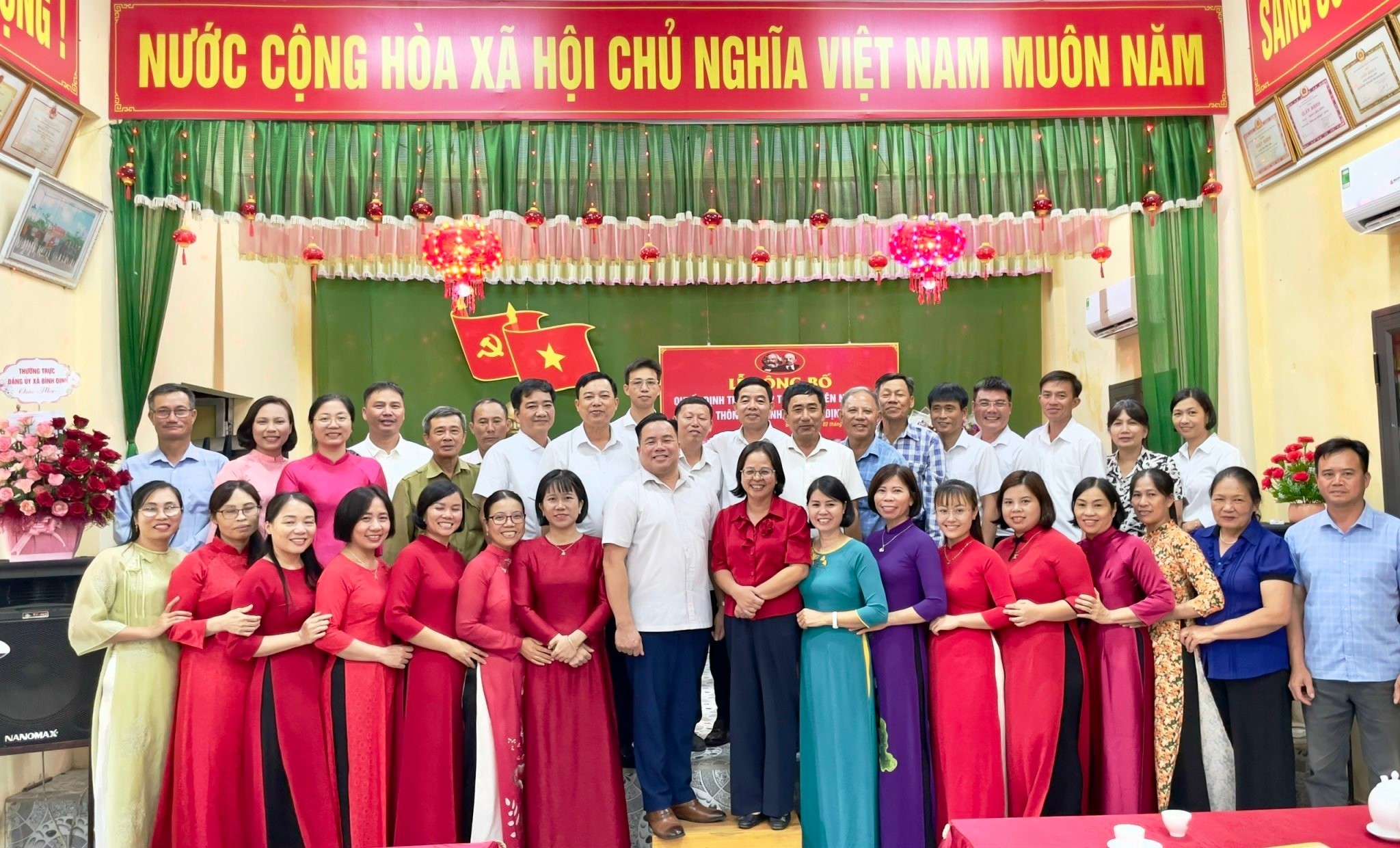Chi bộ thôn Hòa Bình công bố quyết định thành lập tổ Đảng viên nơi cư trú