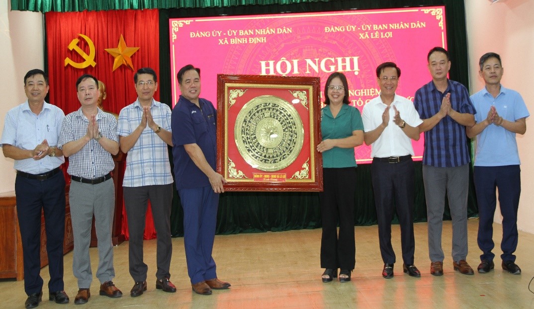 Xã Bình Định tiếp và làm việc đoàn công tác xã Lê Lợi  trao đổi kinh nghiệm sáp nhập hợp tác xã
