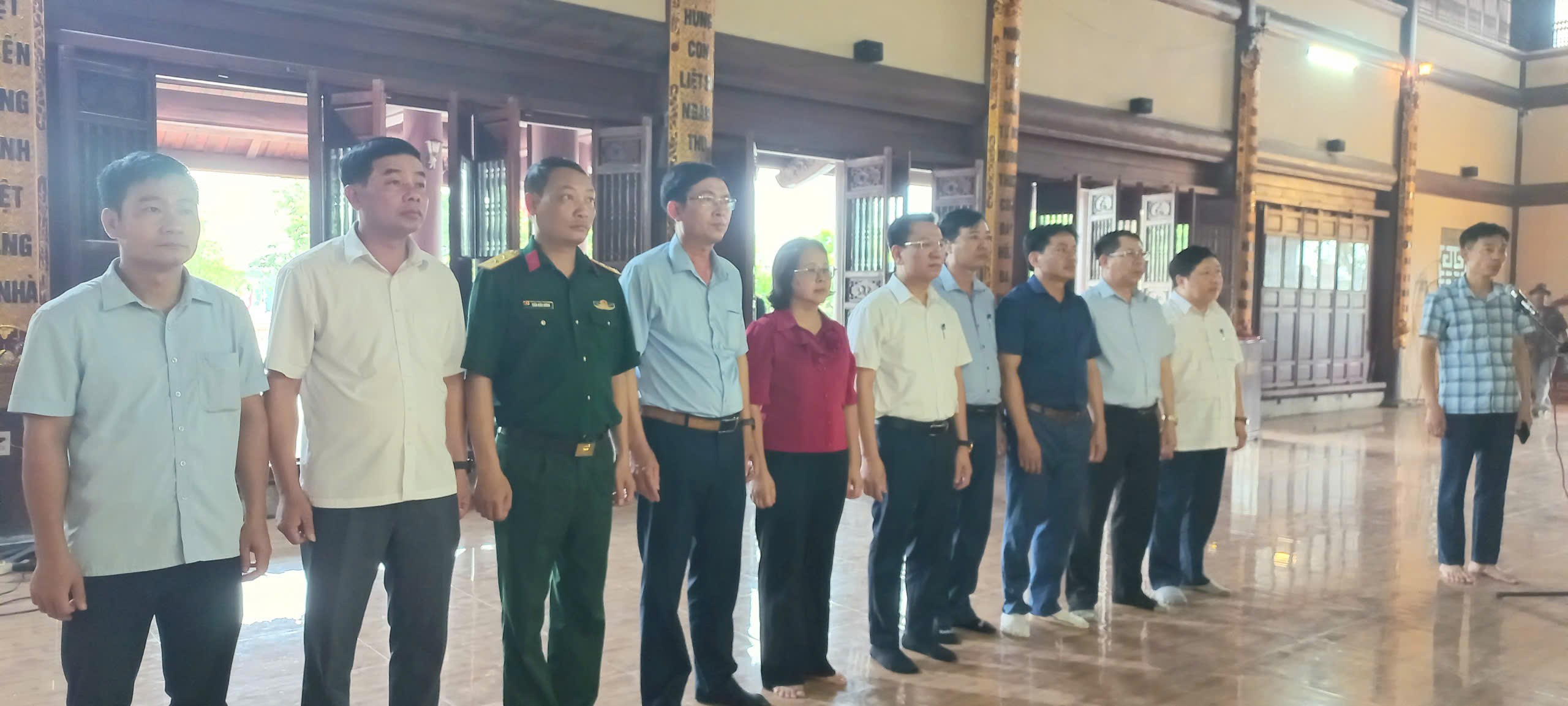 Các đồng chí lãnh đạo xã Bình Định dâng hương tại Đền thờ Liệt sĩ xã Kiến Xương