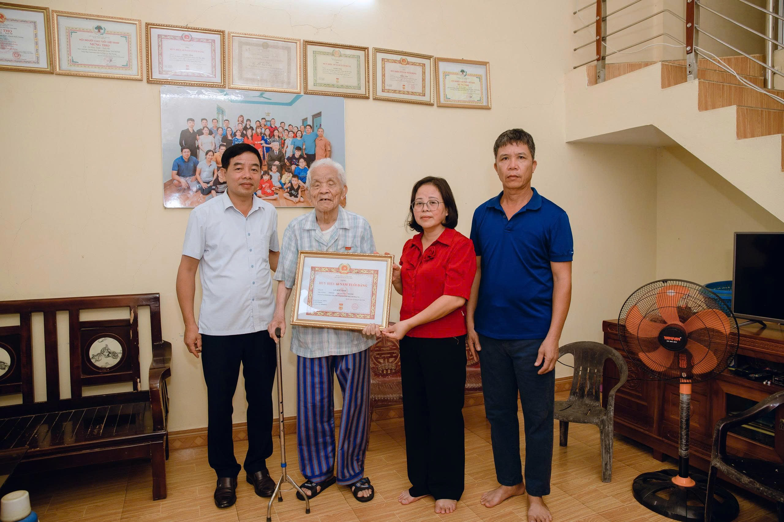 Đồng chí Lương Thị Kim Oanh, Bí thư Đảng ủy, Chủ tịch HĐND xã trao tặng huy hiệu Đảng tại nhà cho Đảng viên cao tuổi