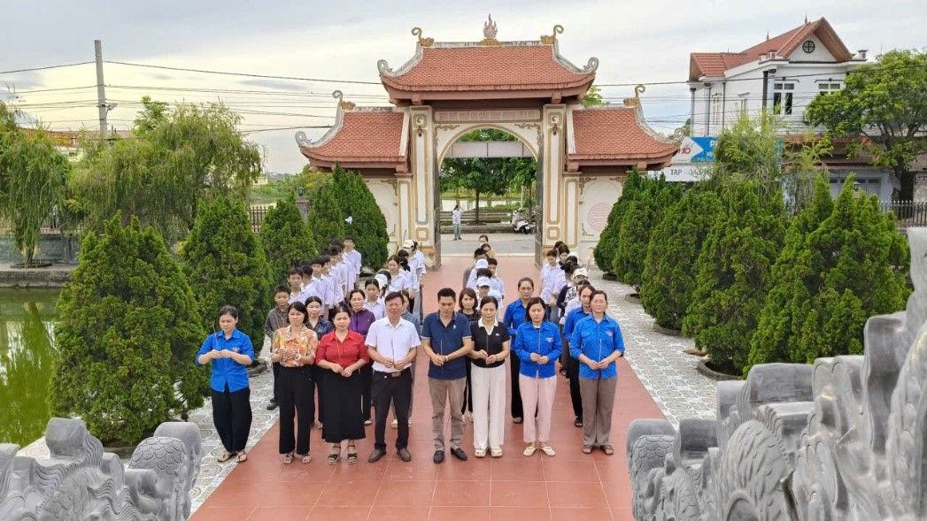 Học sinh các trường học trên địa bàn xã Bình Định chăm sóc, vệ sinh  Đài tưởng niệm các Anh hùng Liệt sĩ