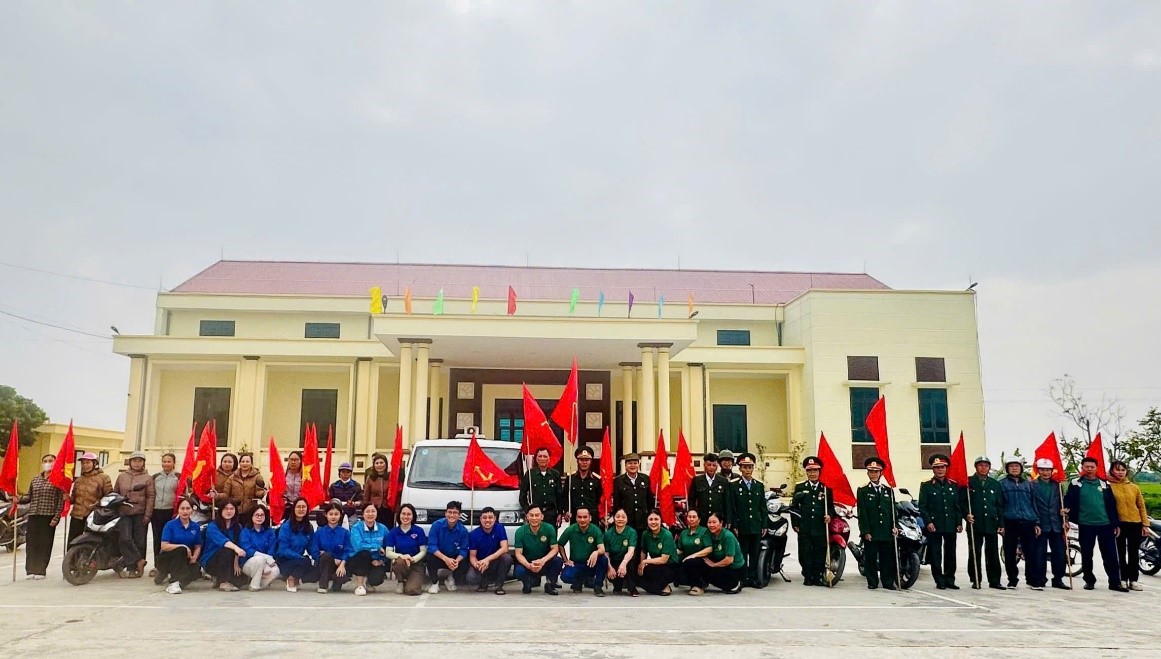 Gần 100 cán bộ, hội viên, đoàn viên các tổ chức đoàn thể xã Bình Định tuyên truyền lưu động phục vụ bầu cử