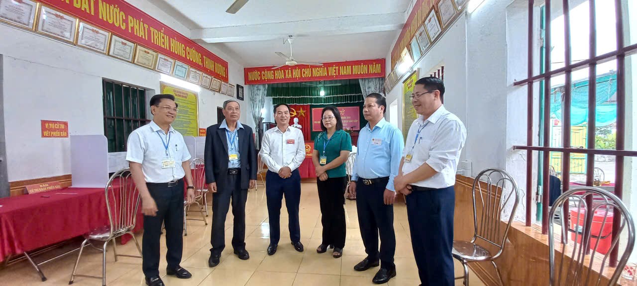 Đồng chí Vũ Ngọc Trì, Tỉnh ủy viên, Phó Chủ tịch HĐND tỉnh kiểm tra công tác bầu cử tại xã Bình Định
