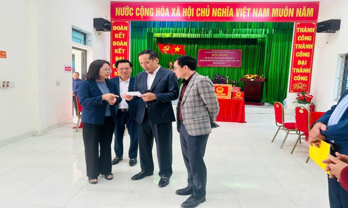 Tổ công tác số 03, Đoàn kiểm tra số 10 của Ủy ban bầu cử tỉnh làm việc tại xã Bình Định