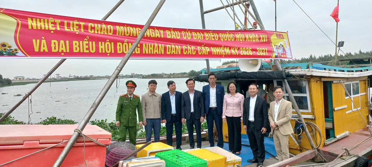 Xã Bình Định tuyên truyền lưu động cho ngư dân làng chài