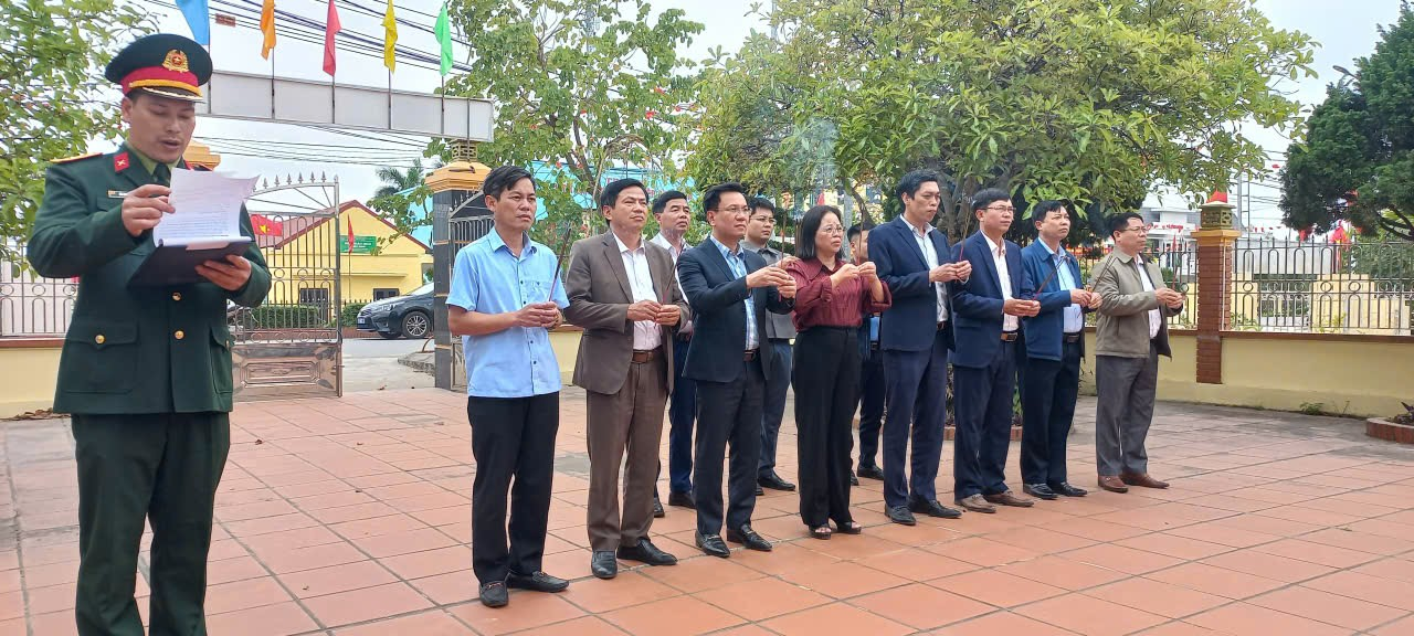 Các đồng chí lãnh đạo xã tổ chức dâng hương tại các nhà bia tưởng niệm Anh hùng Liệt sĩ trên địa bàn xã