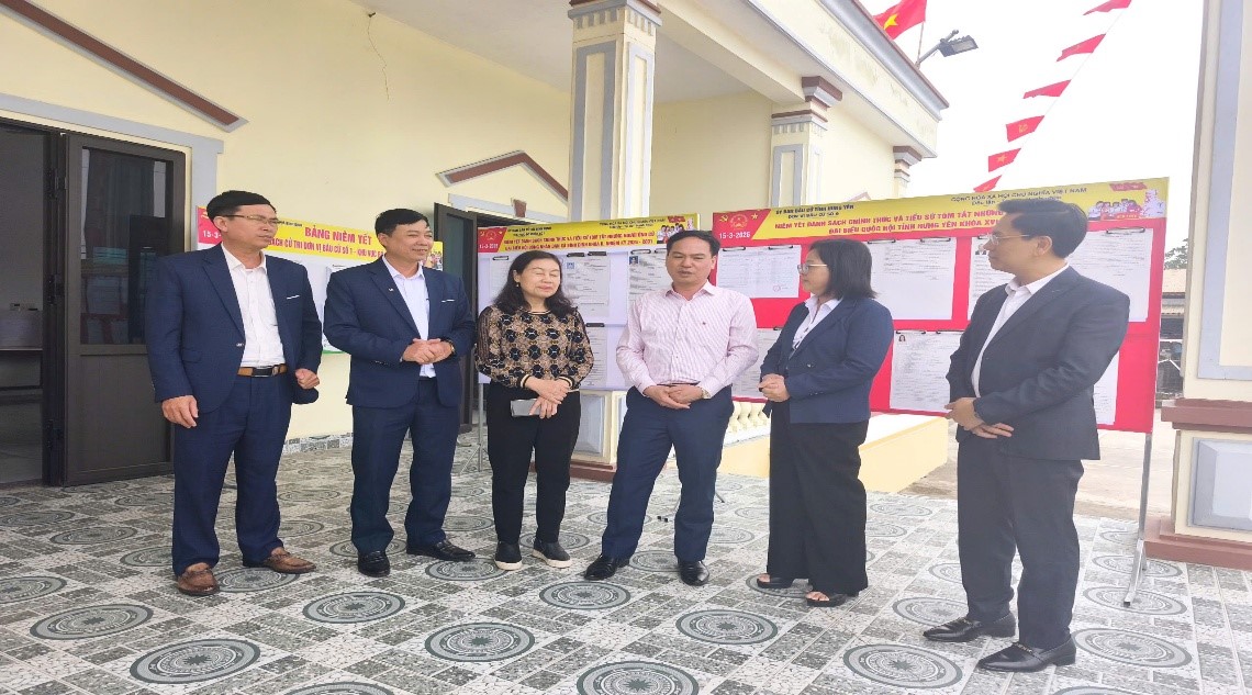 Đồng chí Vũ Ngọc Trì, Tỉnh ủy viên, Phó Chủ tịch HĐND tỉnh kiểm tra công tác bầu cử tại địa phương
