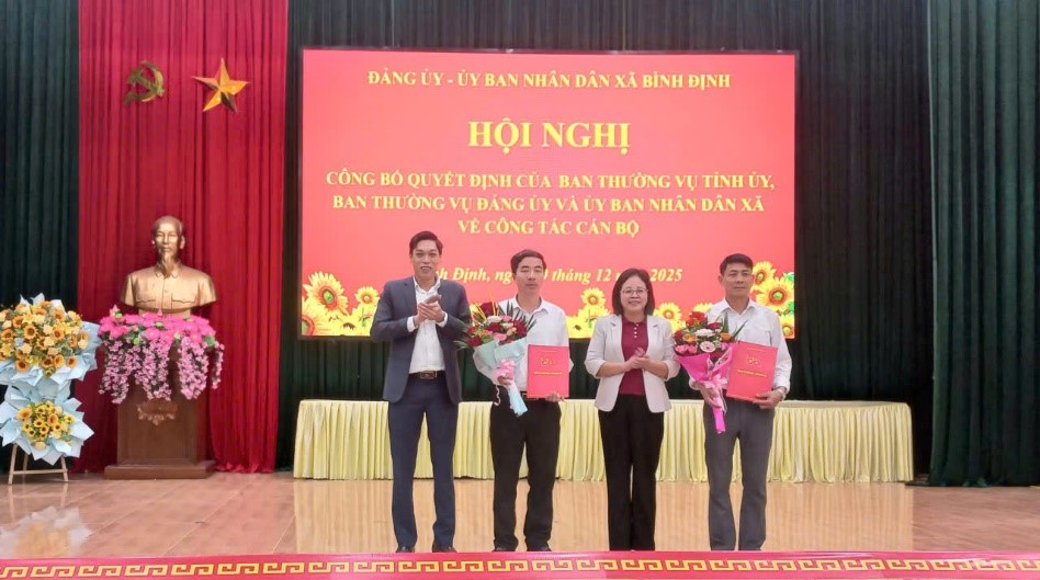 Đảng ủy, UBND xã Bình Định công bố các quyết định của BTV Tỉnh ủy, BTV Đảng ủy và UBND xã về công tác cán bộ