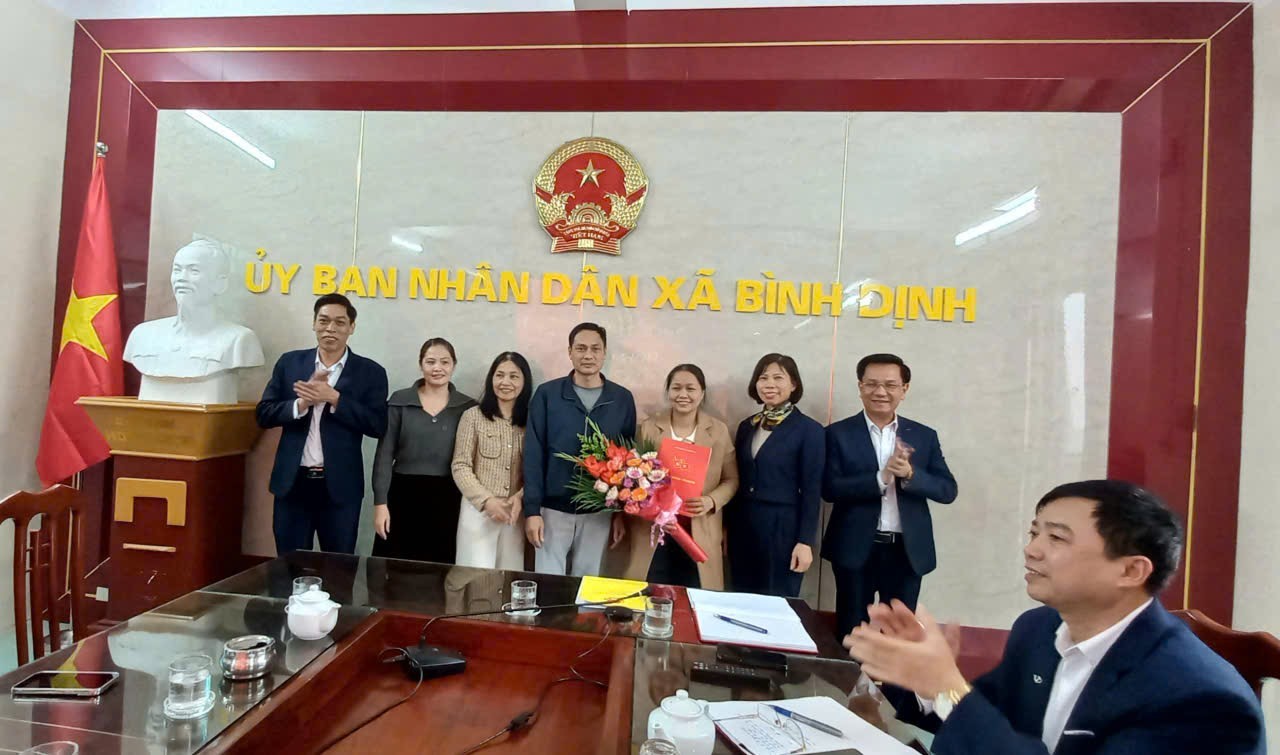 Đảng ủy xã Bình Định công bố Quyết định thành lập Chi bộ Trạm Y tế