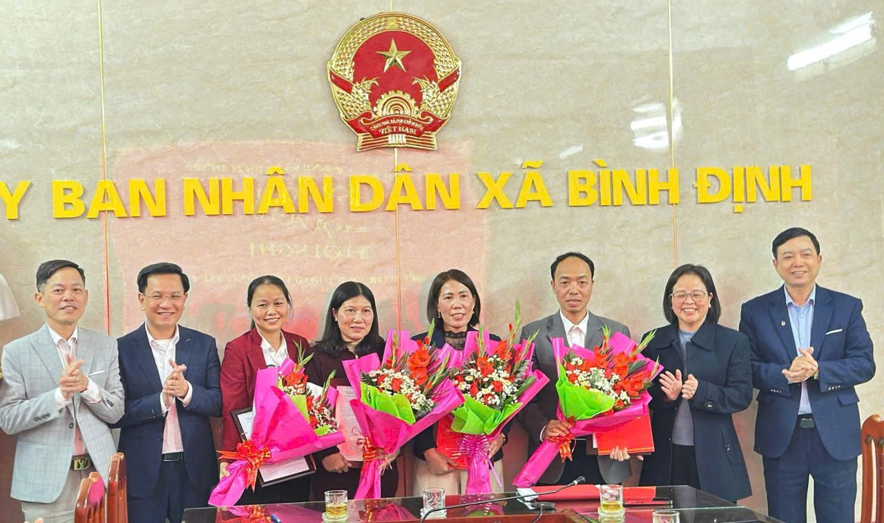 Đảng ủy, UBND xã Bình Định tổ chức hội nghị công bố các quyết định  về công tác cán bộ