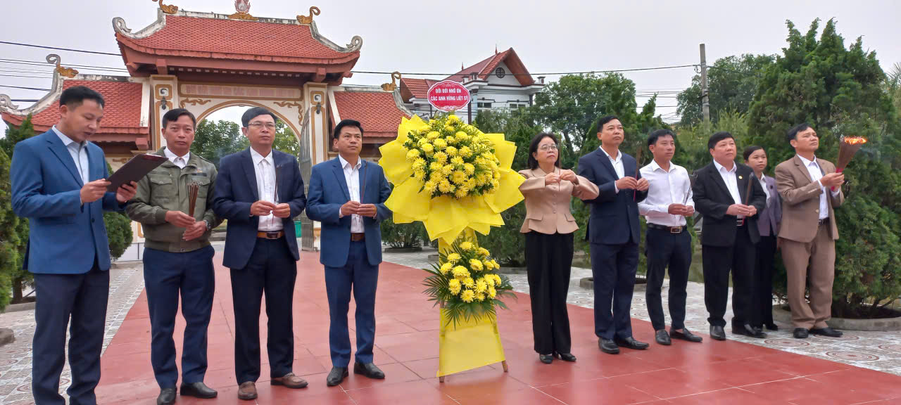 Các đồng chí lãnh đạo xã Bình Định viếng Đài tưởng niệm liệt sĩ  trước kỳ họp thứ IV Hội đồng nhân dân xã