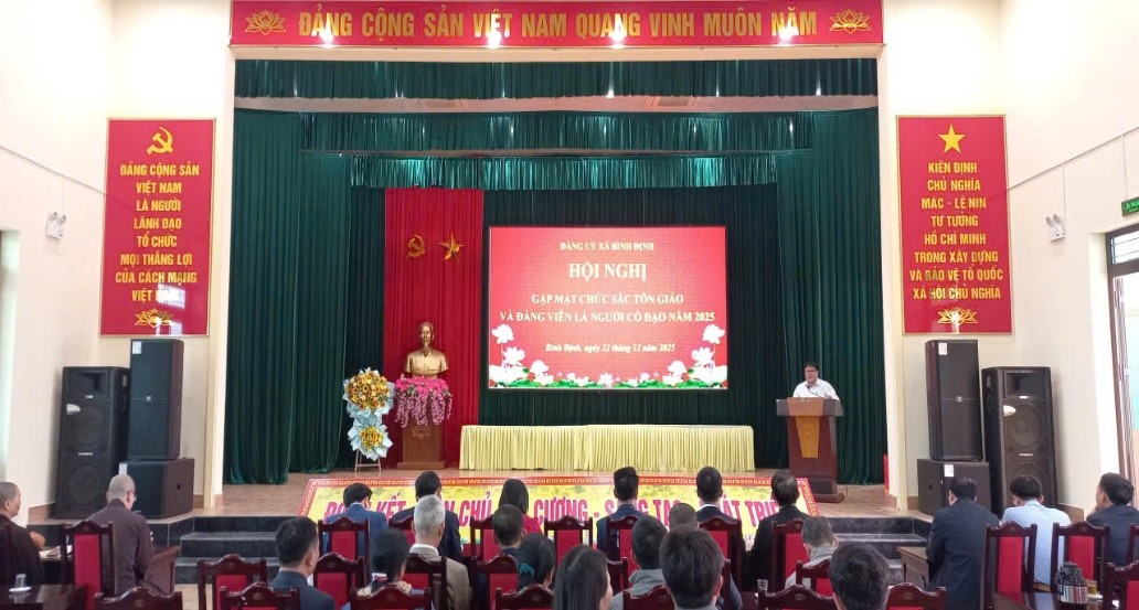 Xã Bình Định gặp mặt chức sắc tôn giáo và đảng viên là người có đạo  nhân dịp Giáng sinh 2025
