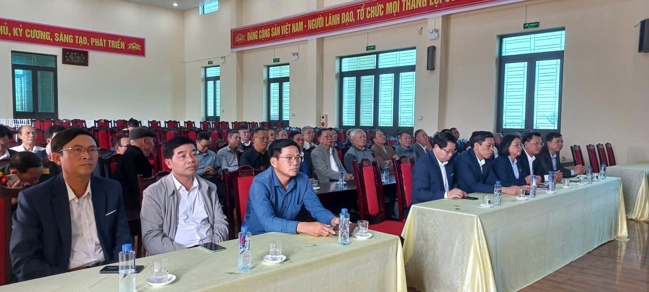 Xã Bình Định tổ chức hội nghị gặp mặt các đồng chí nguyên cán bộ Ban Thường vụ Tỉnh ủy, Huyện ủy quản lý và cán bộ chủ chốt của xã qua các thời kỳ