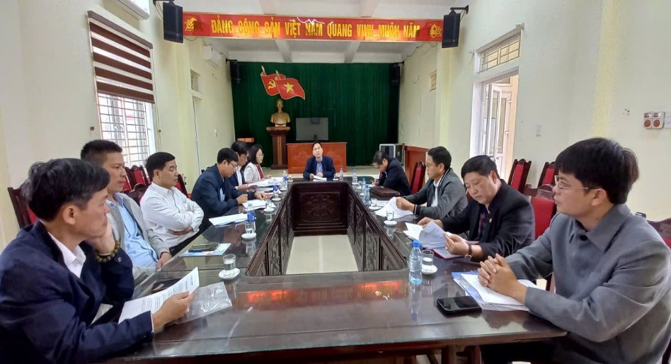 Đồng chí Vũ Ngọc Trì, Tỉnh ủy viên, Phó Chủ tịch HĐND tỉnh nghe báo cáo công tác triển khai bầu cử tại xã Bình Định