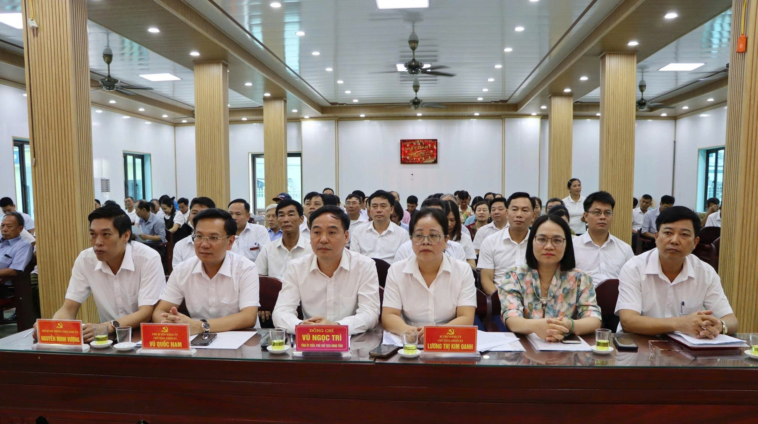 Xã Bình Định: Trao tặng Huy hiệu Đảng, ra mắt mô hình “Chính quyền đồng hành, phục vụ người dân và doanh nghiệp” và sơ kết 1 năm thực hiện mô hình chính quyền địa phương hai cấp