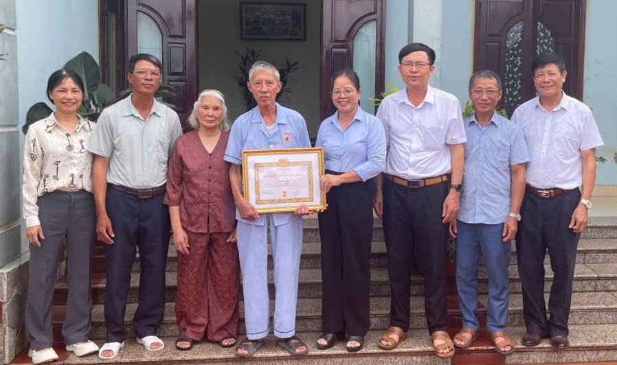 Đồng chí Lương Thị Kim Oanh, Bí thư Đảng ủy, Chủ tịch HĐND xã, trao tặng Huy hiệu Đảng cho các đảng viên, nhân kỷ niệm 136 năm ngày sinh Chủ tịch Hồ Chí Minh 19/5/1890 - 19/5/2026.