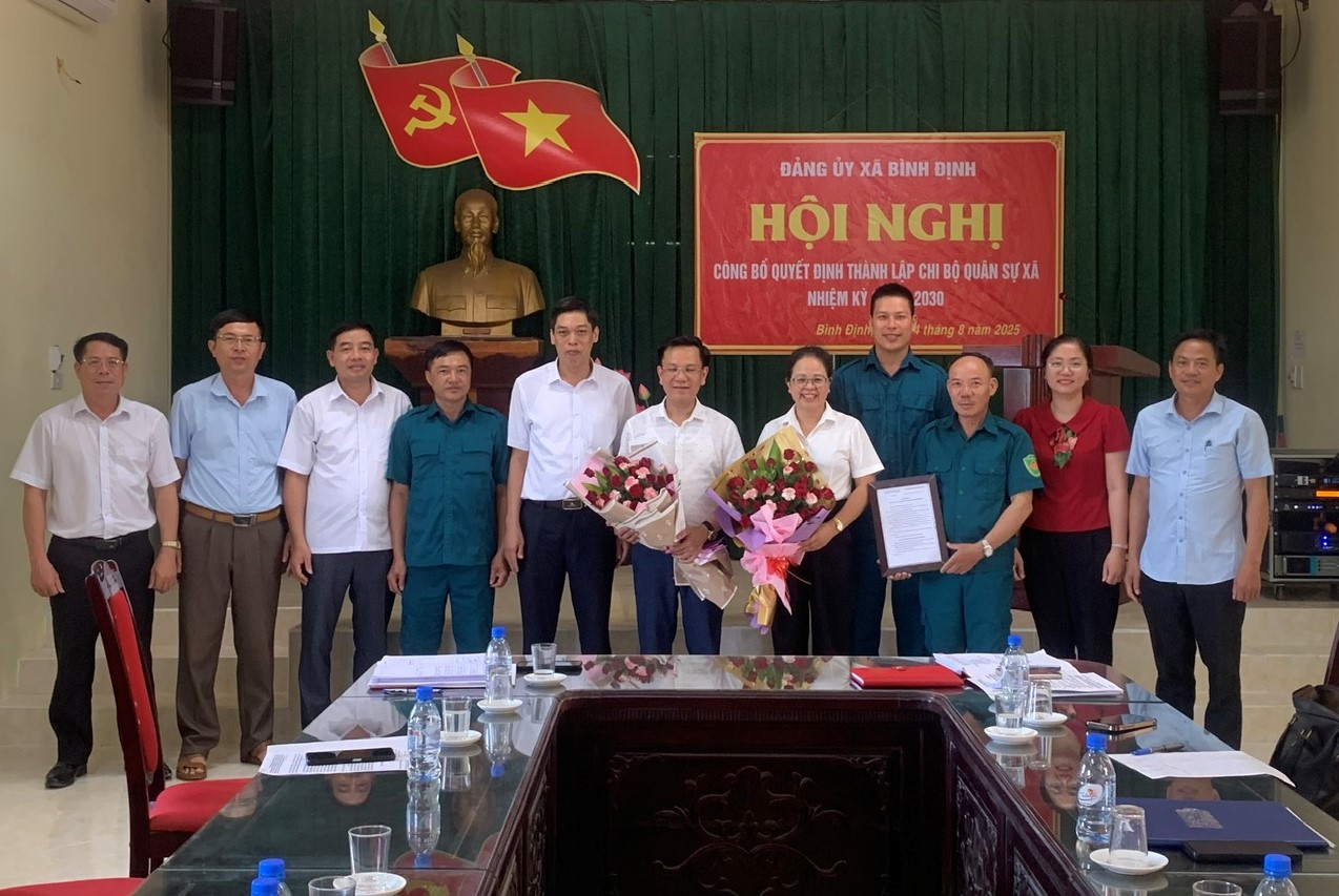 Đảng ủy xã Bình Định tổ chức Lễ công bố Quyết định thành lập Chi bộ Quân sự.