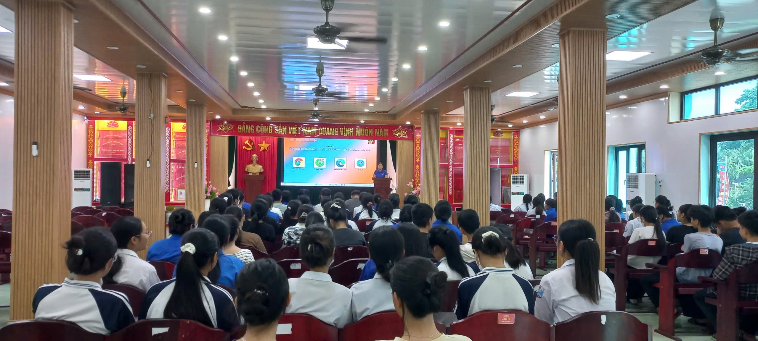 Gần 200 đoàn viên, thanh niên xã Bình Định được hướng dẫn sử dụng dịch vụ công trực tuyến và kích hoạt VNeID mức độ 2