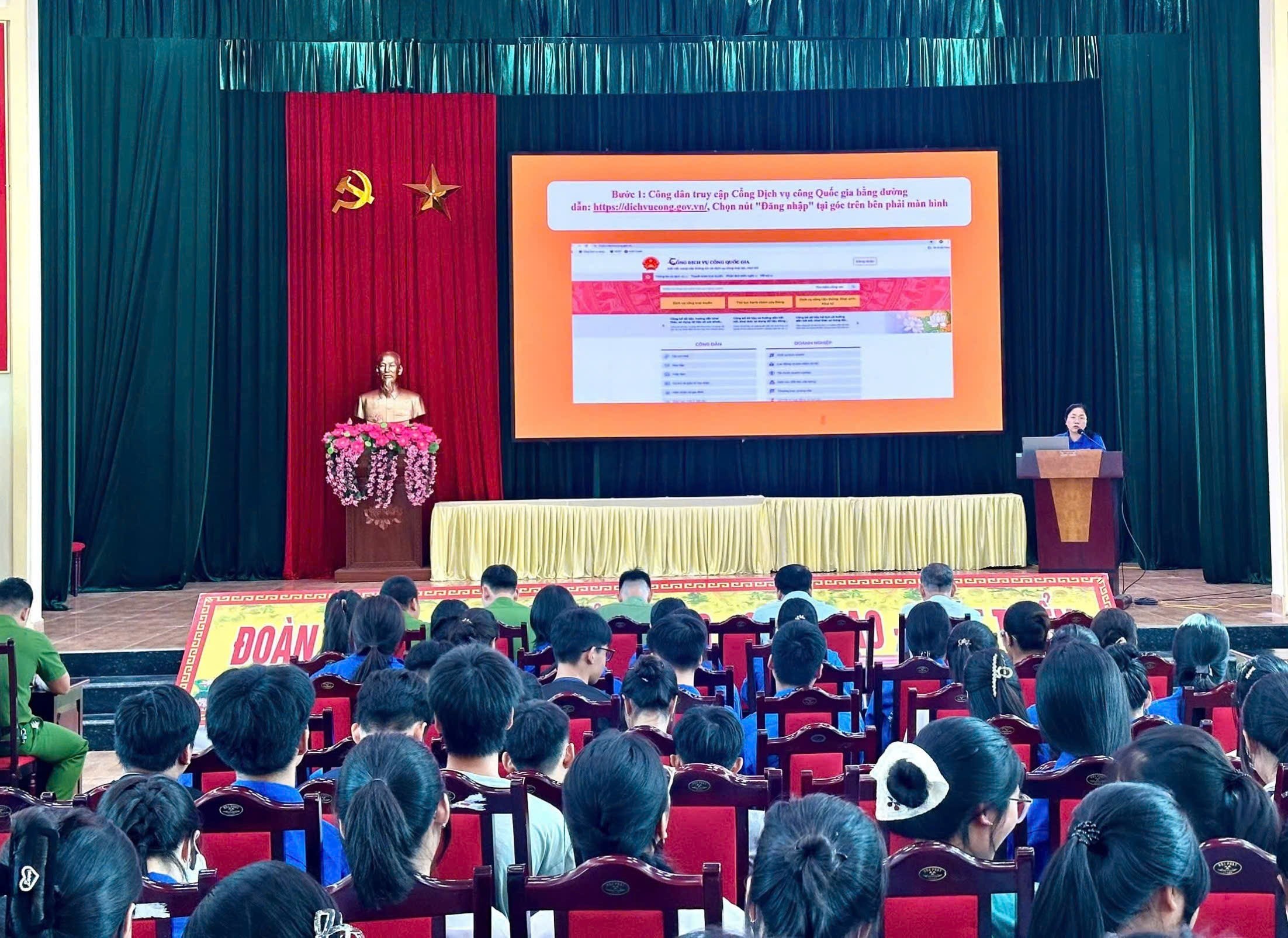 Trên 200 đoàn viên thanh niên xã Bình Định tham gia tập huấn, phát động hoạt động hỗ trợ chuyển đổi số năm 2026
