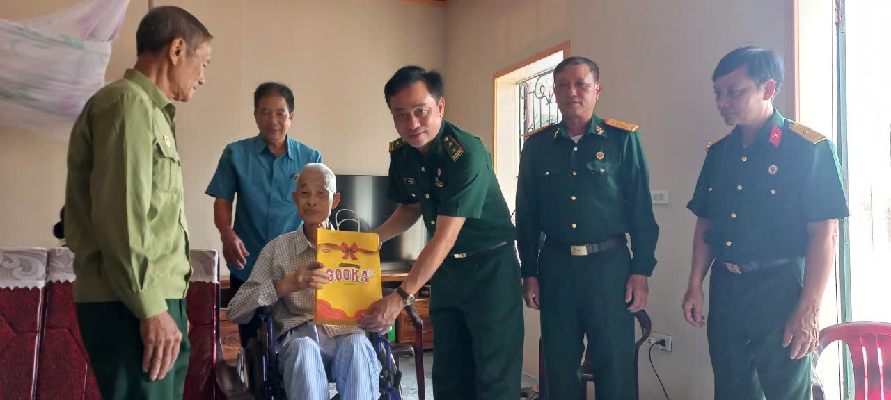 Hội Cựu chiến binh xã Bình Định thăm, tặng quà hội viên có hoàn cảnh khó khăn