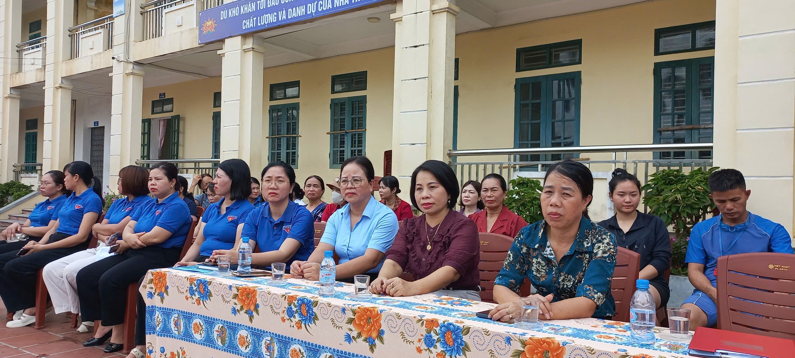 120 học sinh tham gia lớp dạy bơi hè tại Trường Tiểu học Bình Định