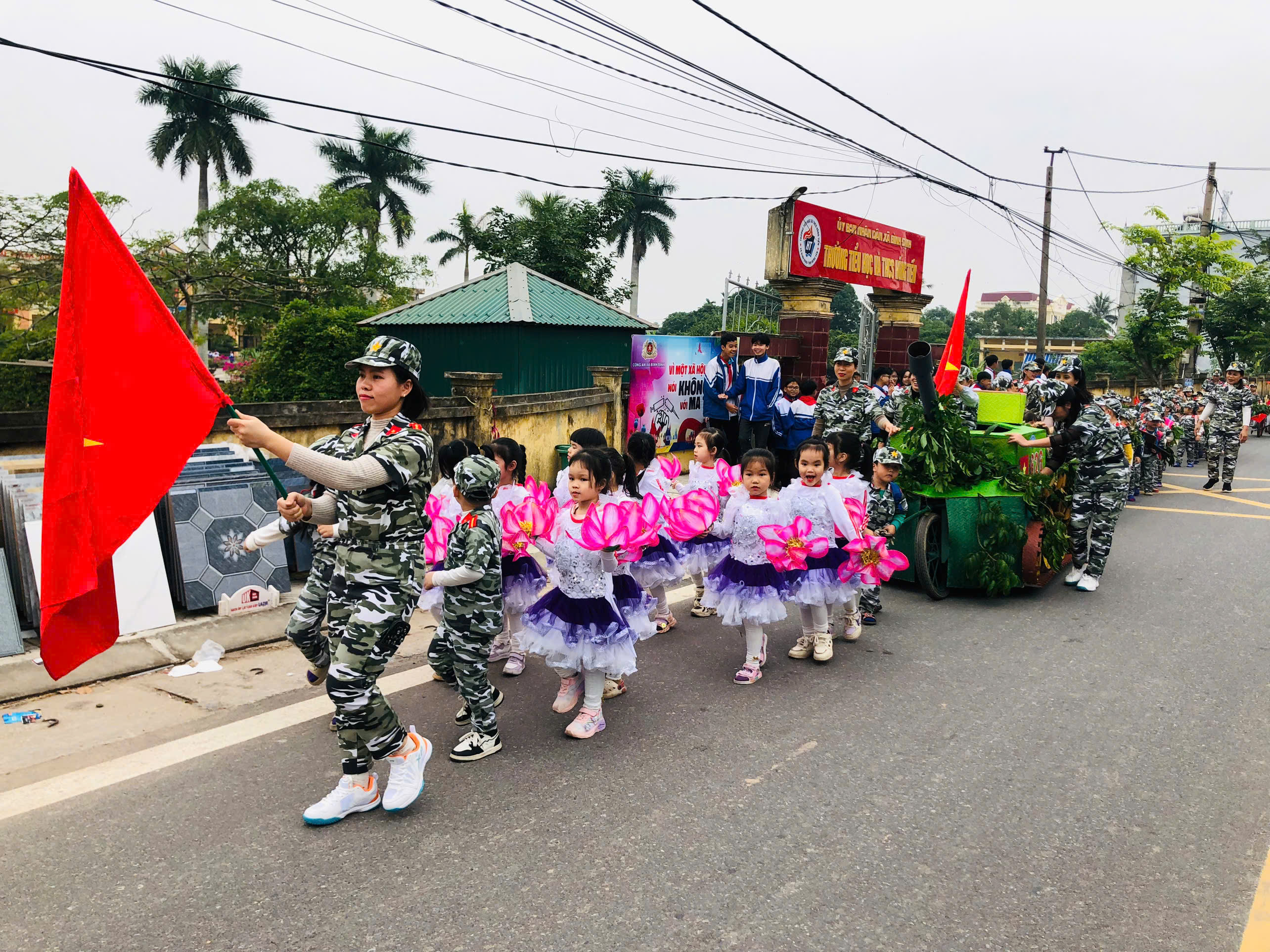 Trường mầm non Hồng Tiến tổ chức nhiều hoạt động trải nghiệm hướng tới kỷ niệm 81 năm Ngày thành lập Quân đội nhân dân Việt Nam 22/12