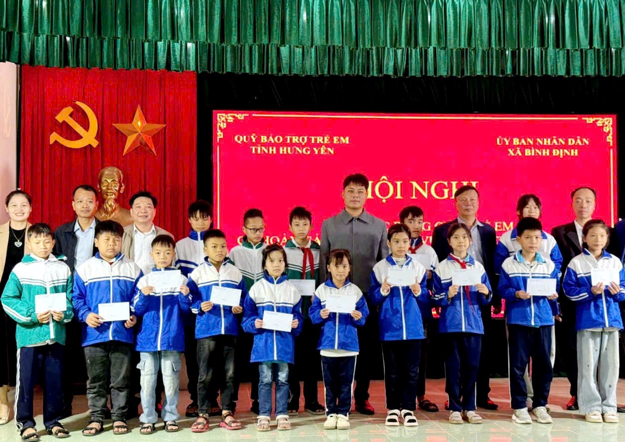 Bình Định trao tặng học bổng cho học sinh có hoàn cảnh khó khăn vươn lên trong học tập