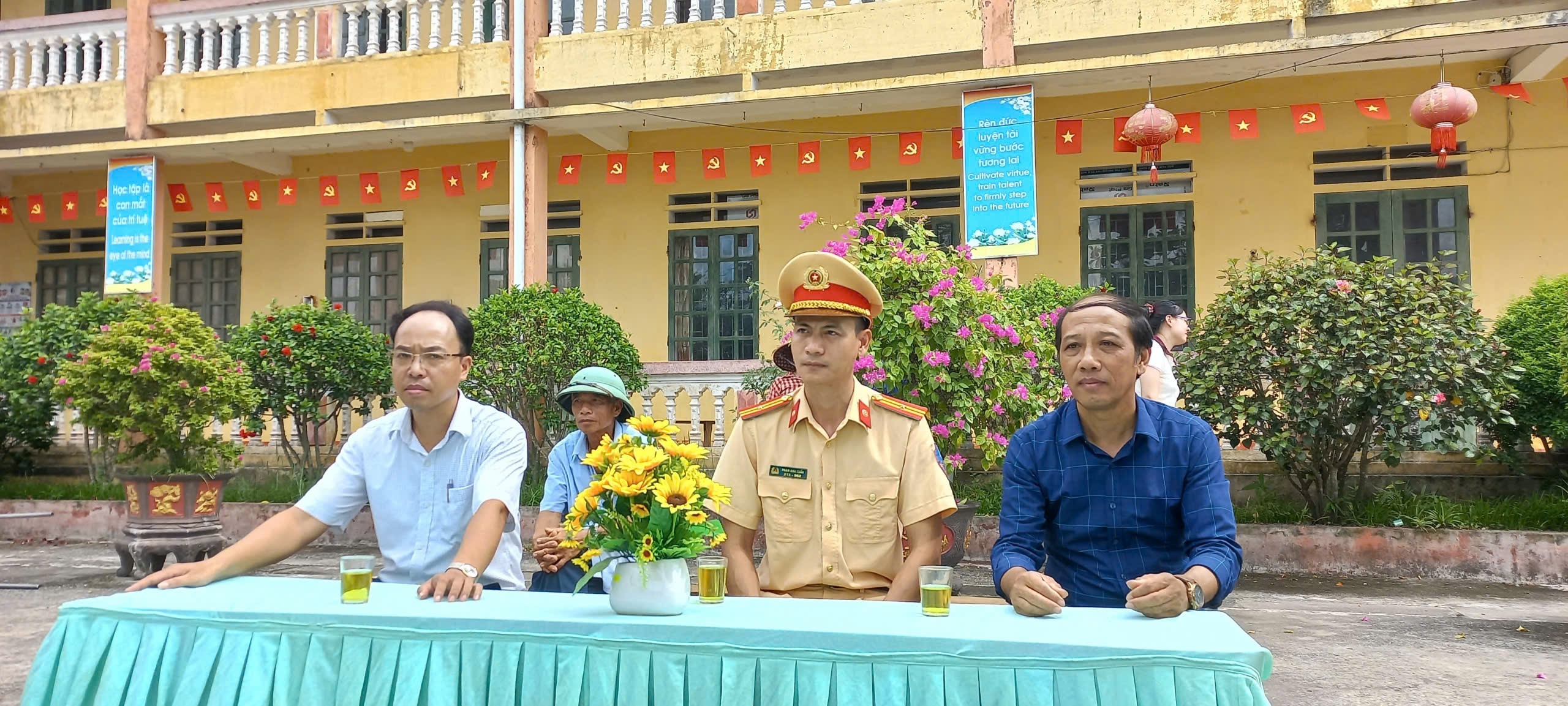 Đội CSGT đường thủy số 2 phối hợp trường TH&THCS Hồng Tiến tuyên truyền phòng, chống đuối nước và dạy bơi cho học sinh