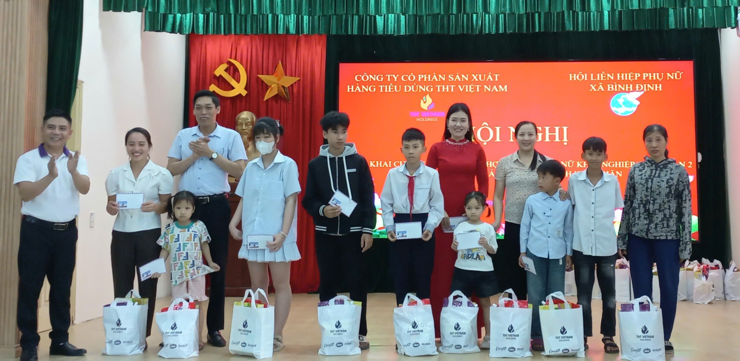 Bình Định: Tuyên truyền phòng, chống ung thư và trao quà  cho trẻ em khó khăn