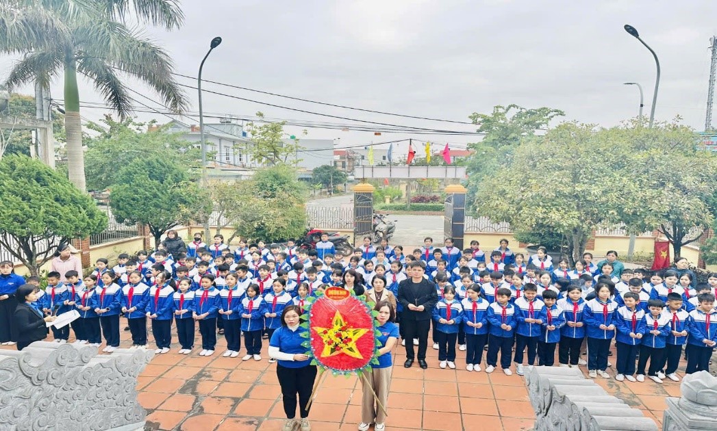 Trường Tiểu học Bình Định tổ chức tiết học lịch sử và chăm sóc, chỉnh trang khuôn viên Đài tưởng niệm Liệt sĩ